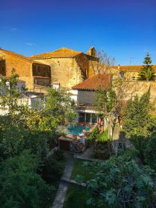 an overhead view of a house with a swimming pool at El Baciyelmo in Trujillo