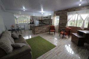 un soggiorno con divano e una cucina di O Rancho a Palmeira das Missões