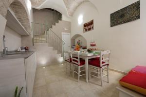 a kitchen and dining room with a table and chairs at B&B Casa Rubis in Ruvo di Puglia