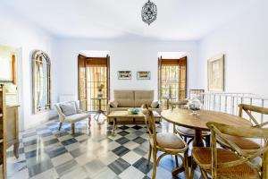 a living room with a table and chairs at Apartamento Garcia Lorca II in Granada