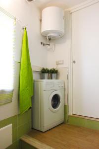チェファルにあるCasa al Vecchio Moloのバスルーム(照明付)の洗濯機と乾燥機