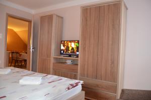 A television and/or entertainment centre at Németh Vendégház