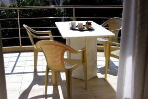 卡萊維斯的住宿－索非亞菲洛西亞度假屋，阳台上配有白色的桌椅