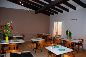 Restorāns vai citas vietas, kur ieturēt maltīti, naktsmītnē Hôtel l'Alivu