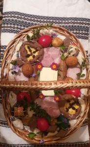 una cesta llena de comida encima de una mesa en Pensiunea Letitia, en Suceviţa