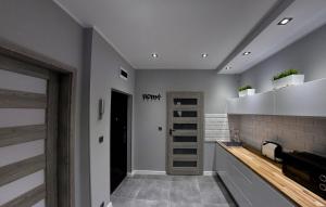- une cuisine avec des murs blancs et un comptoir dans l'établissement Euro Apartments Piwna, à Gdańsk
