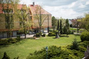 a park in front of a building at Titán Apartman in Gyula