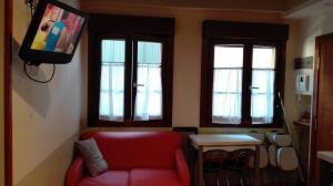 A television and/or entertainment centre at Apartamentos Santana