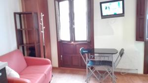 A seating area at Apartamentos Santana