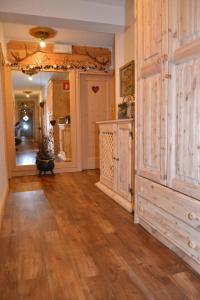 Duży pokój z drewnianą podłogą i dużą drewnianą szafką w obiekcie Hotel Villa Gaia w mieście Cortina dʼAmpezzo