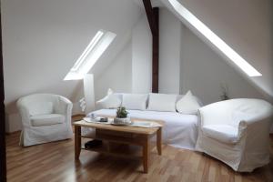 デュッセルドルフにあるフルークハーフェンアパートメント スカイビューのリビングルーム(白いソファ、椅子2脚付)