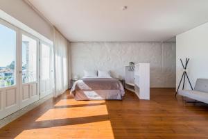a room with a bed and a chair in it at Casa Carolina in Porto
