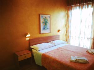A bed or beds in a room at Hotel Simon