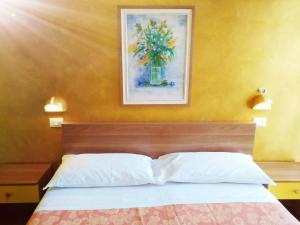A bed or beds in a room at Hotel Simon