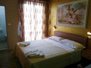 A bed or beds in a room at Hotel Simon