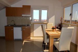 Kuchyň nebo kuchyňský kout v ubytování Apartment Toni Privlačka 32