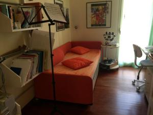 un piccolo letto in una camera con mensola di Murri Apartment a Ragusa