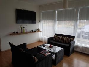 un soggiorno con divano e tavolo di Hotel Hvammstangi Guesthouse a Hvammstangi