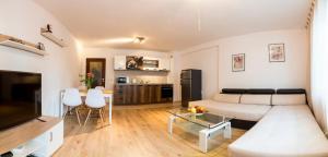 un salon avec un canapé et une table dans l'établissement Ibar Apartment & Garage, à Plovdiv