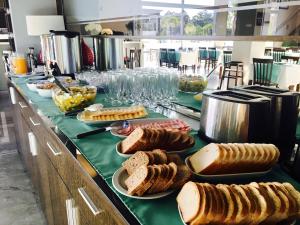 stół z kilkoma talerzami chleba na nim w obiekcie Mayim Hotel Termal & Spa w mieście Concordia
