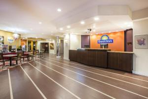 Posezení v ubytování Days Inn by Wyndham Sherman