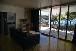 salon z przesuwnymi szklanymi drzwiami prowadzącymi na patio w obiekcie Buric House - Apartment Vintage w Rovinj +5 zdjęć