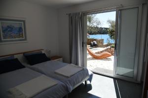 sypialnia z łóżkiem i przesuwanymi drzwiami szklanymi w obiekcie Buric House - Apartment Vintage w Rovinj