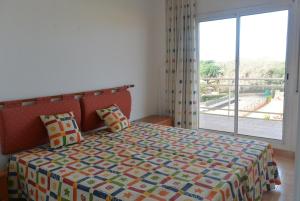 - une chambre avec un lit et une grande fenêtre dans l'établissement Apart Port Pals Duplex, à Pals