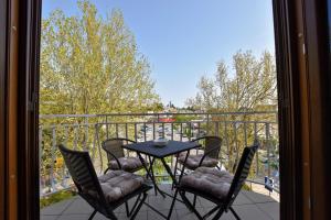 stół i krzesła na balkonie z widokiem w obiekcie Apartments Dobranic w Crikvenicy