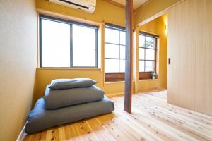 une chambre avec trois oreillers au sol dans l'établissement Mibuan, à Kyoto