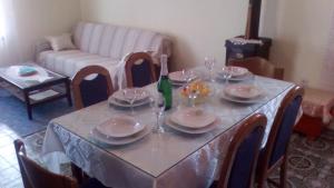 un tavolo con piatti e bicchieri da vino sopra di Tor Holiday House a Kaštela (Castelli)