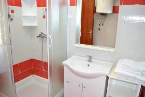Koupelna v ubytování Apartmani Delfin + 37 fotografií