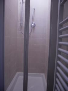 W łazience znajduje się prysznic ze szklanymi drzwiami. w obiekcie Appartamento Colombo w mieście Chiavari