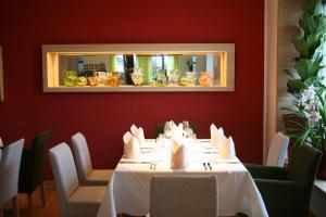 A restaurant or other place to eat at Hotel Heubad