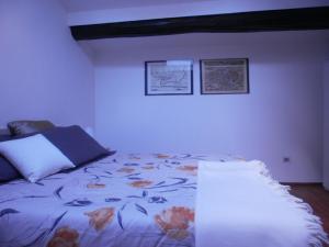 sypialnia z łóżkiem z kwiatami w obiekcie Appartamento Colombo w mieście Chiavari