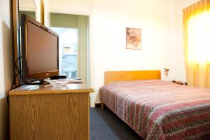 TV a/nebo společenská místnost v ubytování Victoria Hotel + 20 fotografií