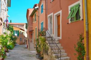 an alley in an old town in sorrento at Villefranche Sur Mer One Bed in Villefranche-sur-Mer