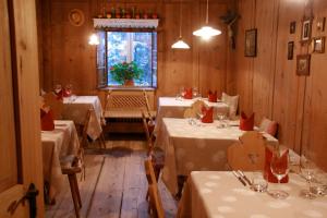A restaurant or other place to eat at Hotel Heubad