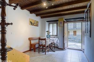 Un comedor con una mesa y una ventana. en La Calla, en Monghidoro