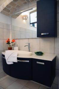 ein Bad mit einem Waschbecken und einem Spiegel in der Unterkunft Tenuta Arcangelo in Ceglie Messapica