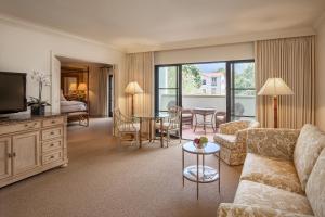 Khu vực ghế ngồi tại Santa Barbara Inn