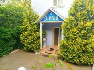 ein kleines Haus mit blauem Schild drauf in der Unterkunft Economy Hotel Fiesta in Izmail