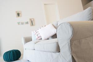 a white couch sitting in a living room at Villa Alba in Acitrezza