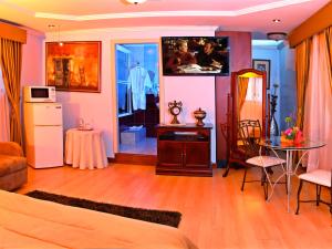 ein Wohnzimmer mit einem Sofa und einem Tisch in der Unterkunft Hotel Yanuncay in Cuenca