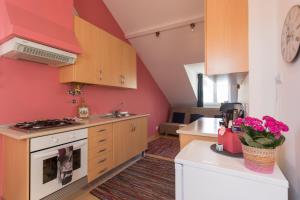 Trendy Apartment in Bairro Altoにあるキッチンまたは簡易キッチン