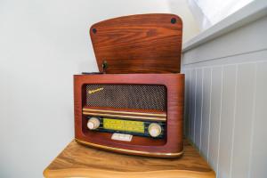 una vieja radio sentada en la parte superior de un estante en Apartment Old Cottage en Zadar