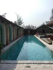 een zwembad in een huis met blauw water bij Villa Louise Hue Beach Boutique Hotel in Hue