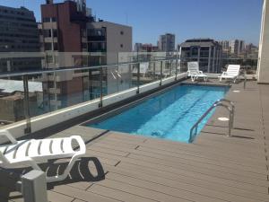 una piscina en la azotea de un edificio en Solvallerios Viña Centro, en Viña del Mar