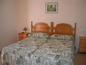 A bed or beds in a room at Pensión Las Tres Golondrinas