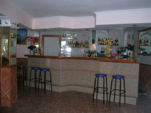 The lounge or bar area at Pensión Las Tres Golondrinas